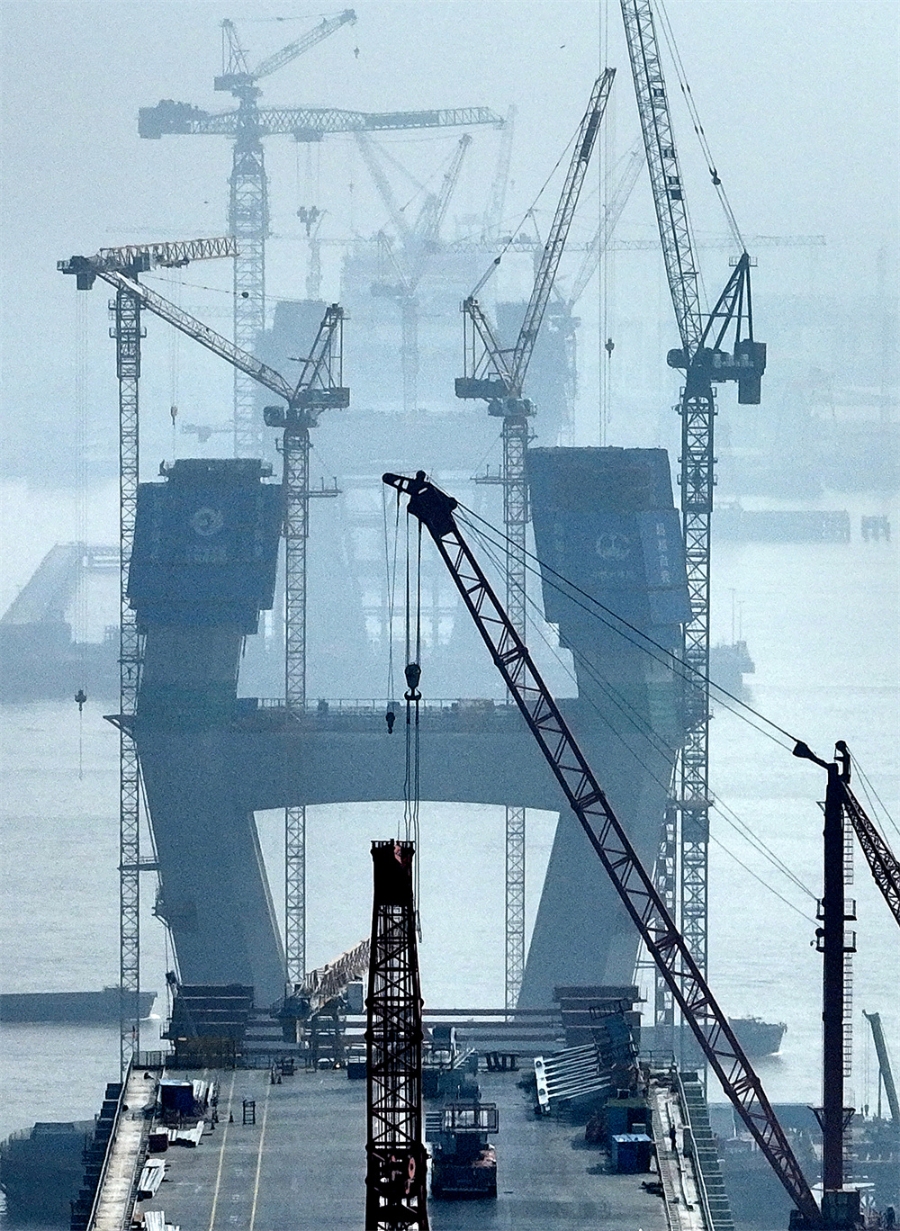 2022年7月27日，建设中的常泰长江大桥（无人机照片）。该桥位于江苏省泰州长江大桥与江阴长江大桥之间，2019年1月开工，工期预计为5年半。建成后将刷新“六个世界之最”，实现“四个世界首创”，大桥主跨1176米，是目前世界上最大跨度的斜拉桥。曹政  摄