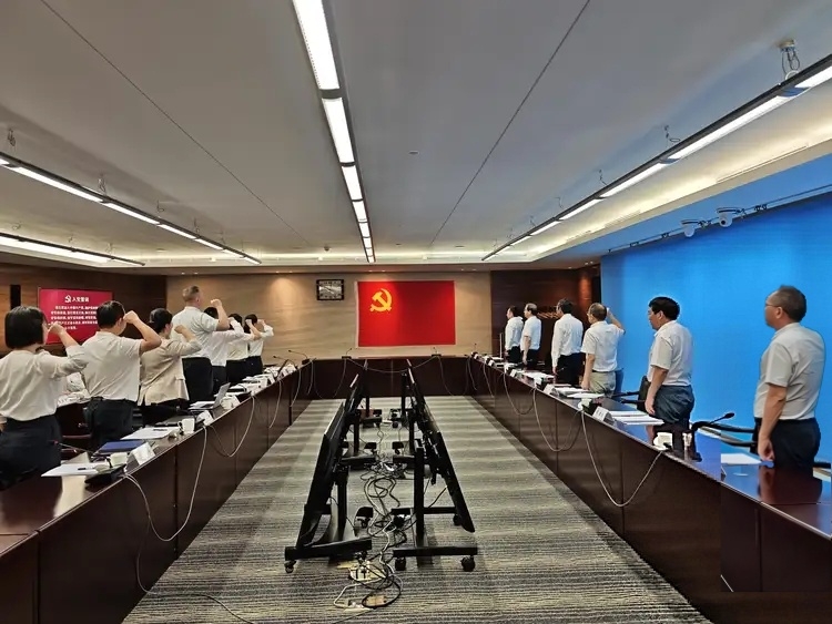 长江文化促进会开展“七一”主题党日活动暨深入贯彻中央八项规定精神学习教育专题党课